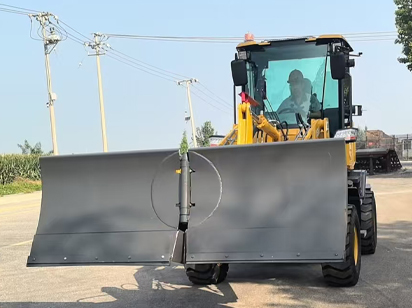 The HZZG ZL920A wheel loader has officially launched a V-shaped snowplow tailored for the vehicle.