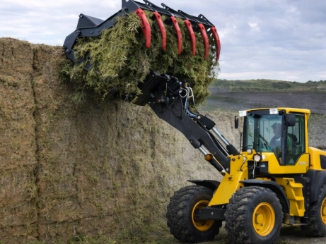 Mejores accesorios para cargadores de ruedas para uso agrícola y ganadero: agarras de ensilado, abrazaderas de bala, horquillas y más en 2026
