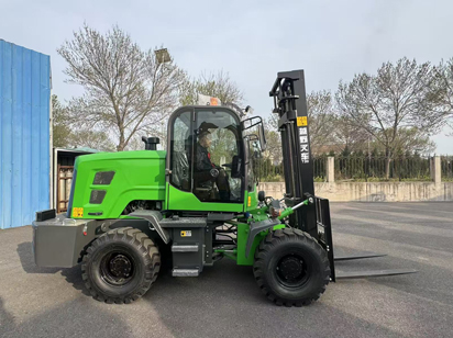Chariot élévateur articulé avant diesel de 3 tonnes : performances inégalées sur des terrains rugueux