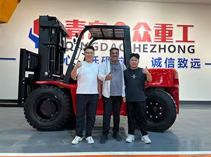 Les clients nigérians visitent l'usine HZZG, inspectent les lignes de production de chargeurs à roues et de chariots élévateurs