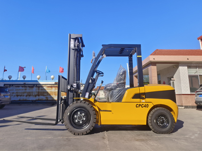 Custom Forklift Solutions: The Versatile 4-Ton Diesel Forklift